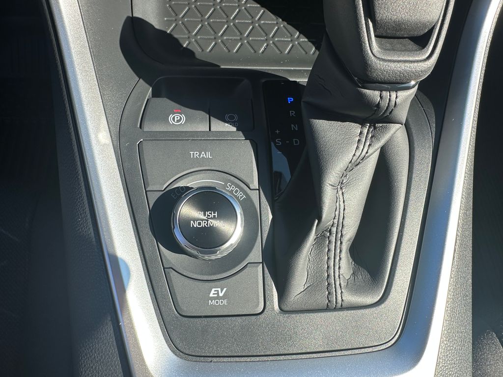 2025 Toyota RAV4 Hybrid XLE photo 17