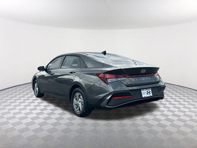 2025 Hyundai Elantra SE photo 7