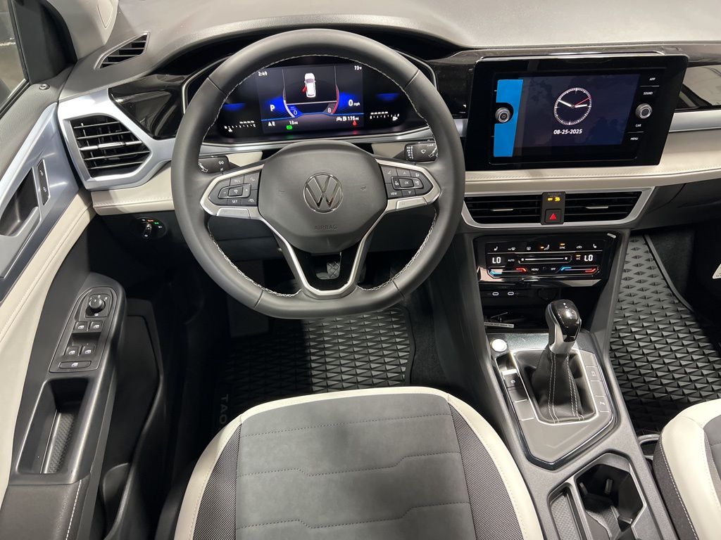 2025 Volkswagen Taos SE photo 14