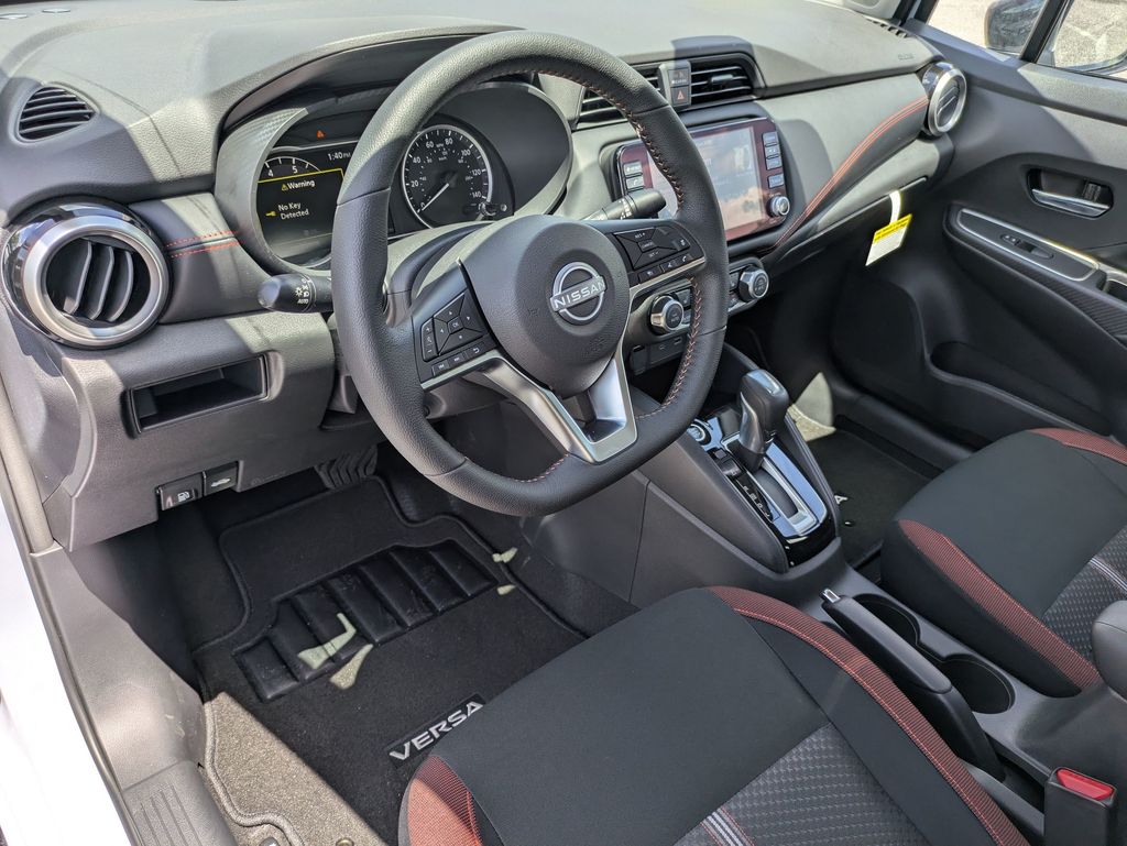 2025 Nissan Versa 1.6 SR photo 10