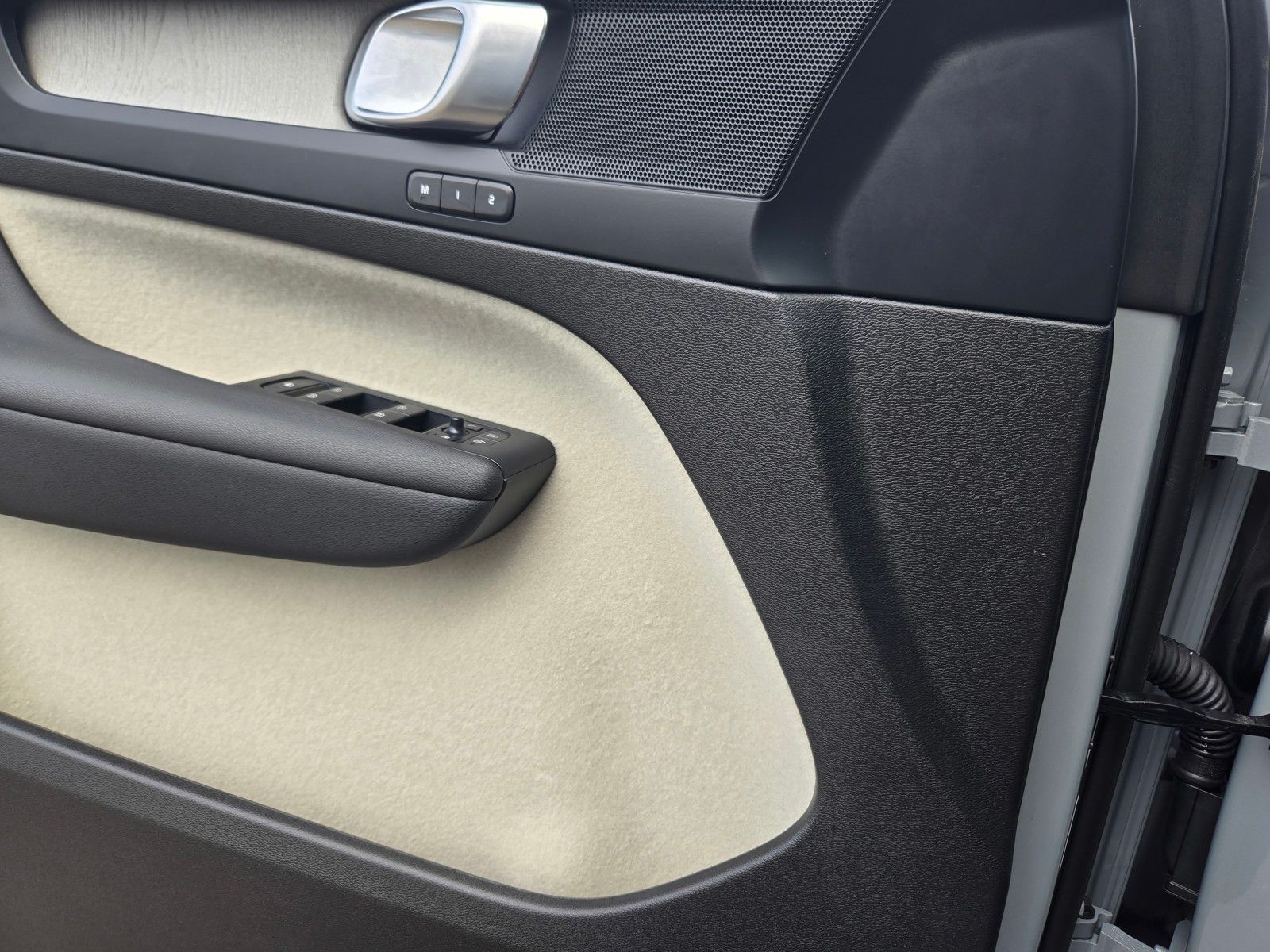 2024 Volvo XC40 AWD Plus photo 13
