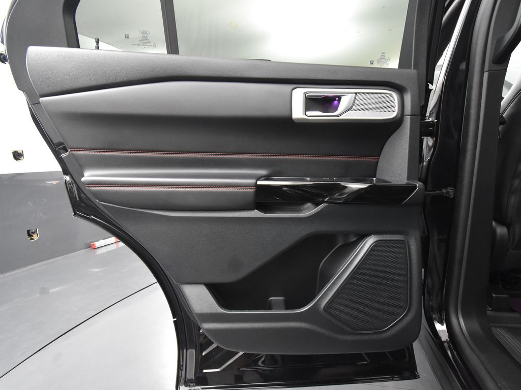 2024 Ford Explorer ST-Line photo 30