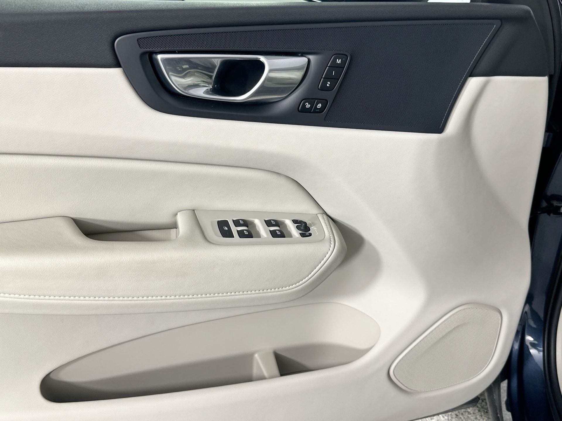 2023 Volvo XC60 B5 Core photo 16