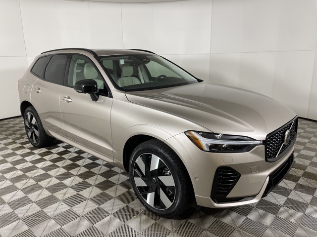 2025 Volvo XC60 T8 Plus photo 2