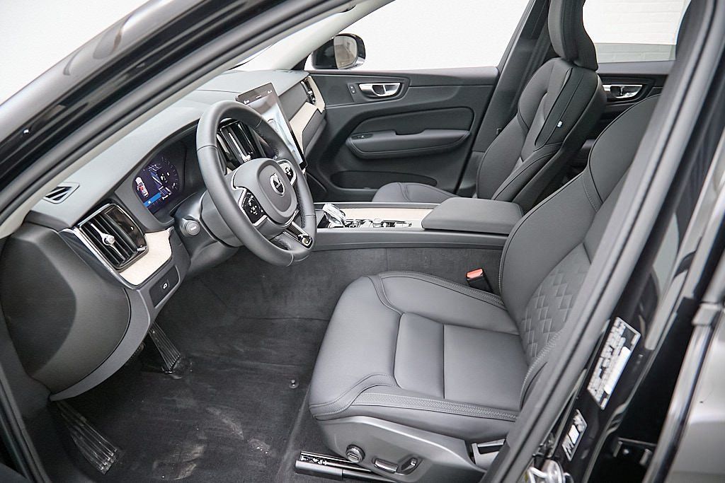 2026 VOLVO XC60 - Image 13