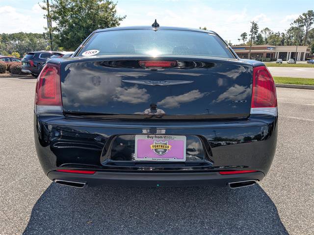 2022 Chrysler 300 Touring photo 11