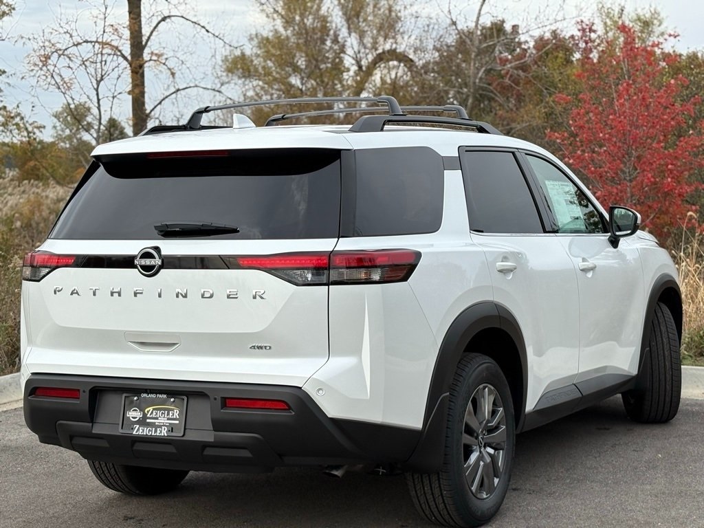 2025 Nissan Pathfinder SV photo 2