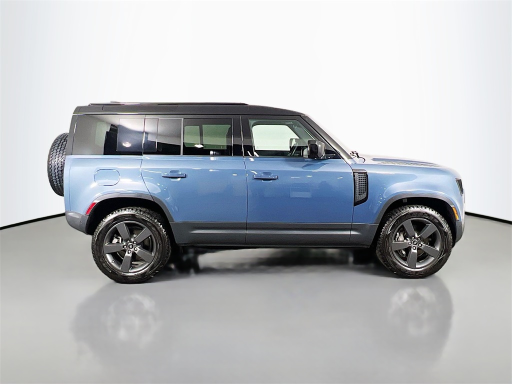 2024 Land Rover Defender 110 S photo 4