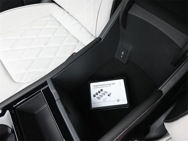 2025 Volkswagen Atlas Cross Sport SEL Premium R-Line photo 9