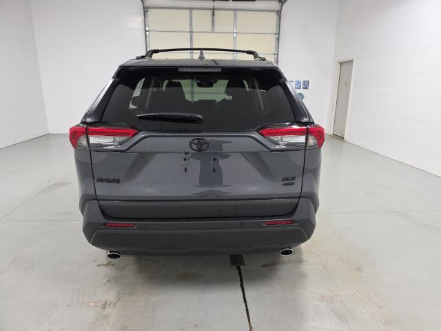 2025 Toyota RAV4 XLE photo 4