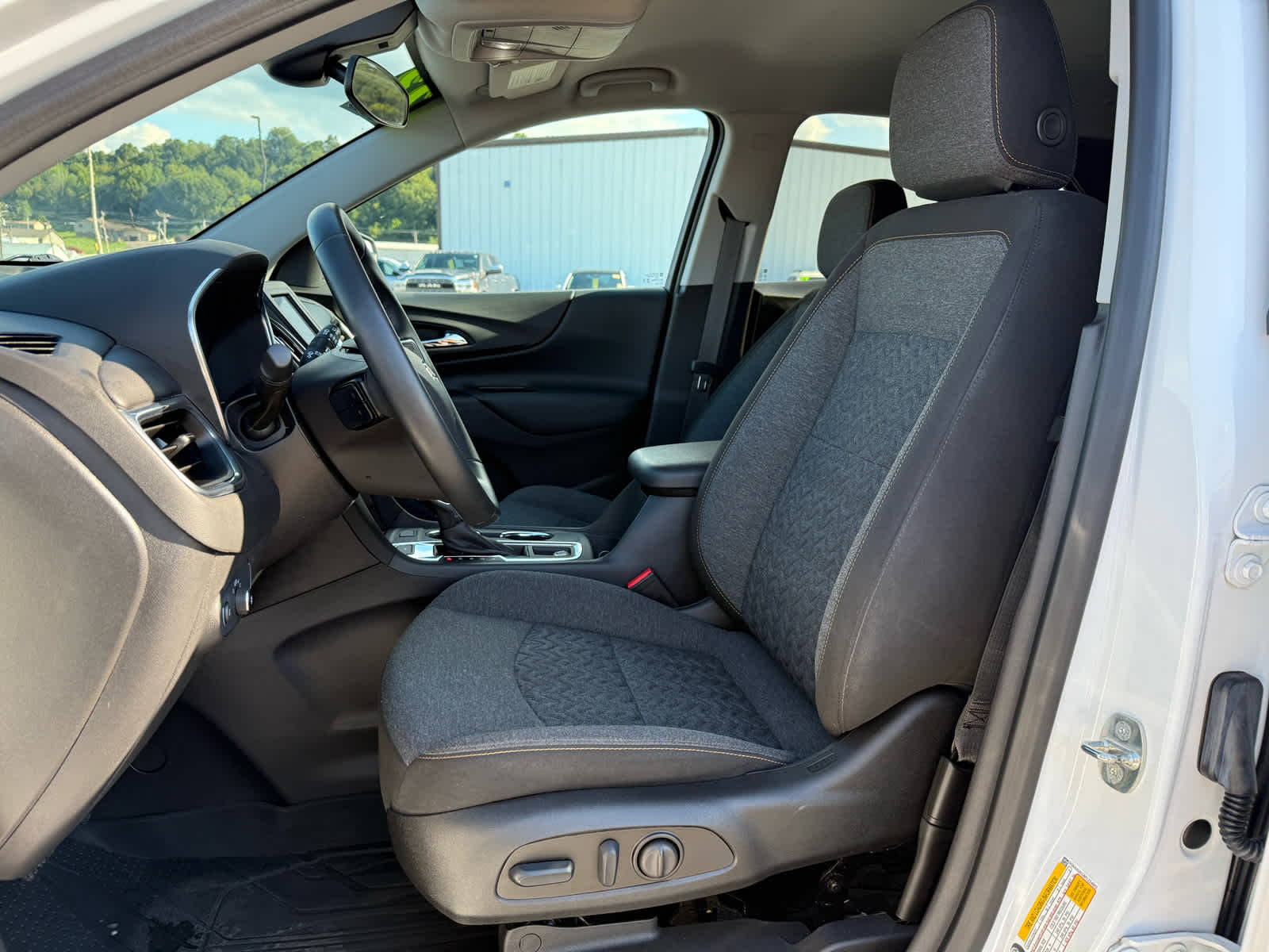 2023 Chevrolet Equinox LT photo 4