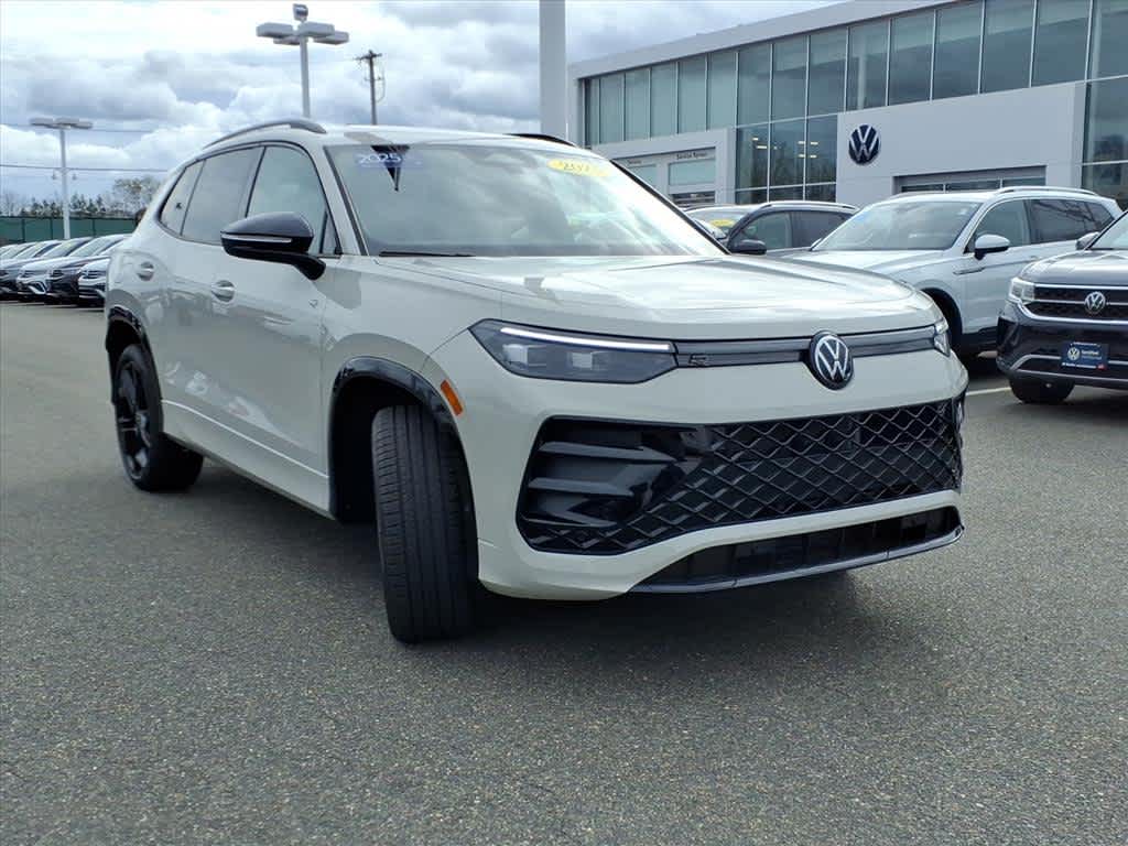 2025 Volkswagen Tiguan SE R-Line Black photo 2