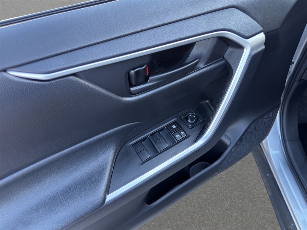 2024 Toyota RAV4 LE photo 12