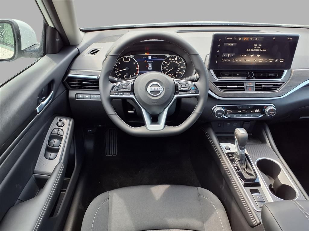 2025 Nissan Altima SV photo 4