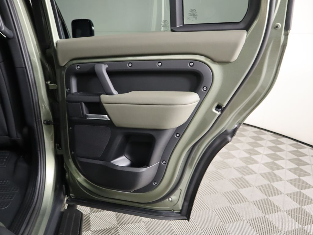 2025 Land Rover Defender 110 S photo 24