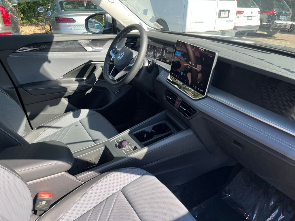 2025 Volkswagen Tiguan SE photo 18