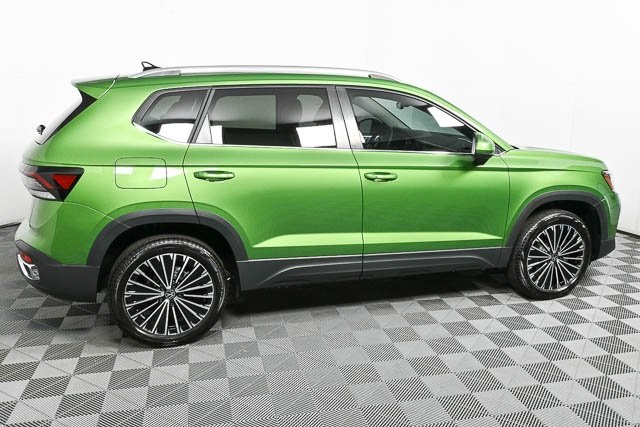 2025 Volkswagen Taos SE photo 2