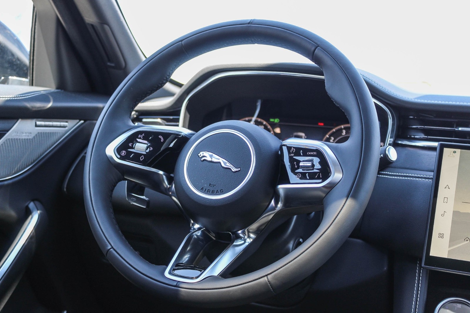 2025 Jaguar F-PACE P250 R-Dynamic S photo 11