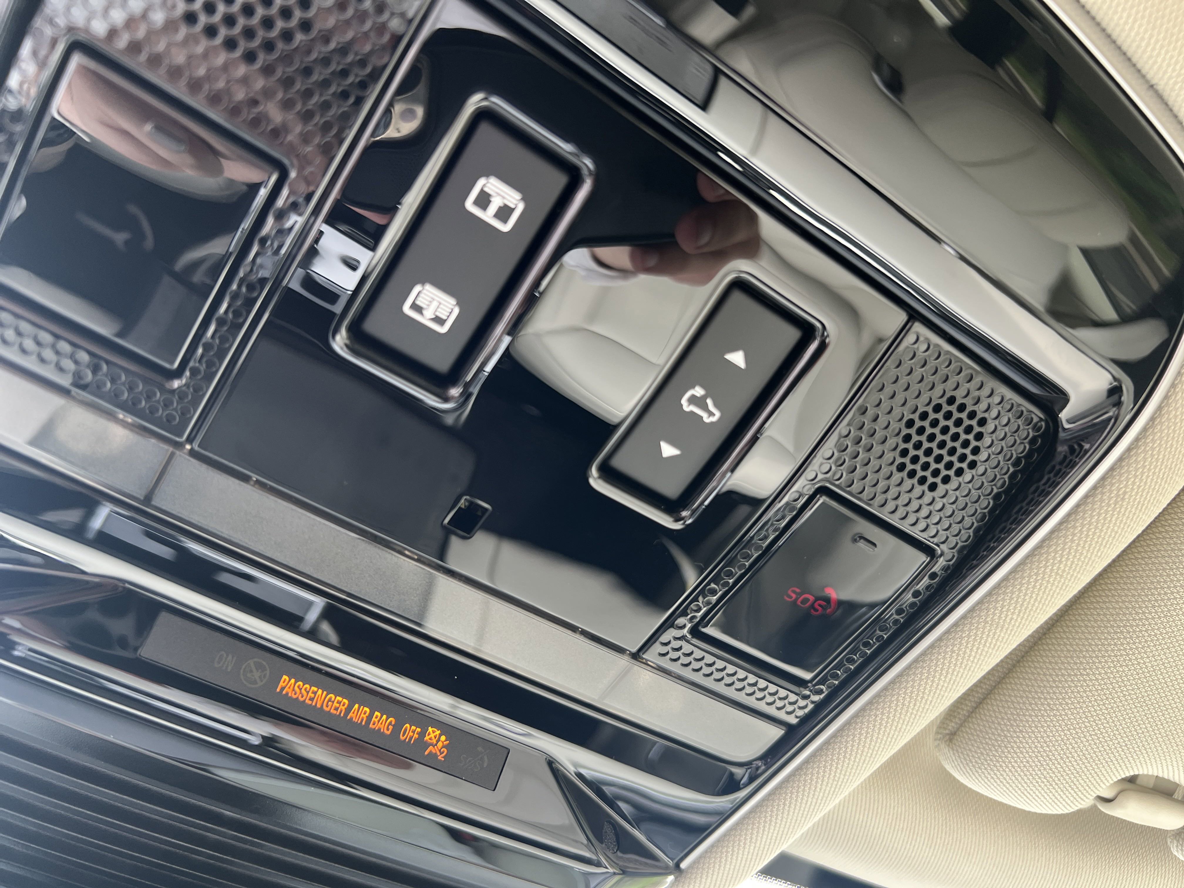 2025 Land Rover Range Rover SE photo 9