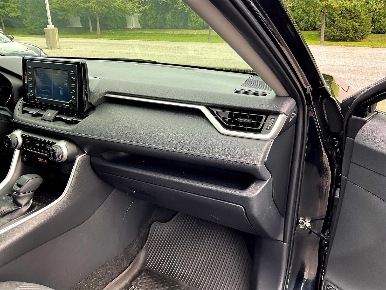 2021 Toyota RAV4 XLE photo 13