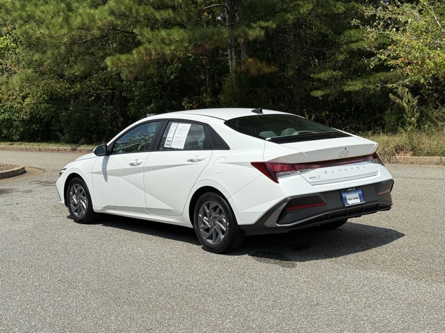 2024 Hyundai Elantra SEL photo 3