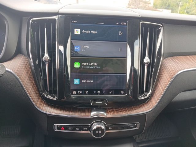 2022 Volvo XC60 B5 Momentum photo 17