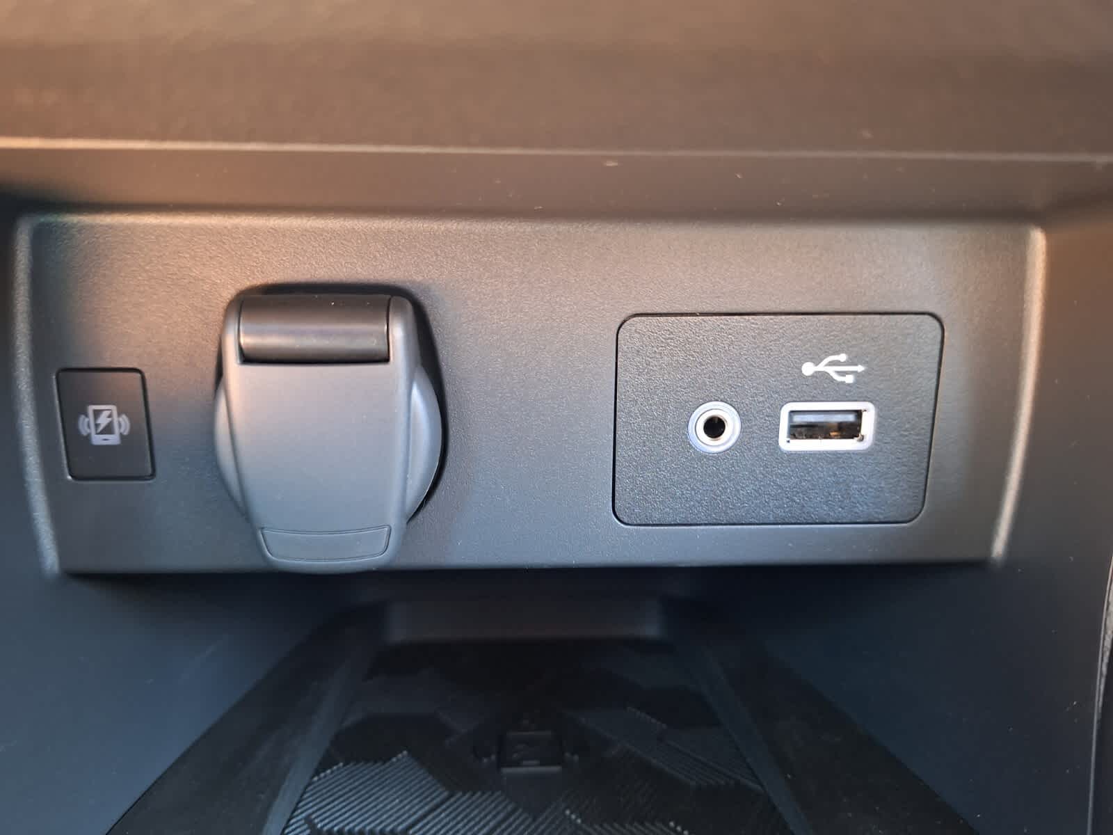 2025 Nissan Versa SV photo 16