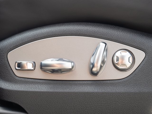 2026 Porsche Macan T photo 18
