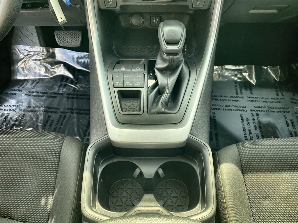 2019 Toyota RAV4 LE photo 19