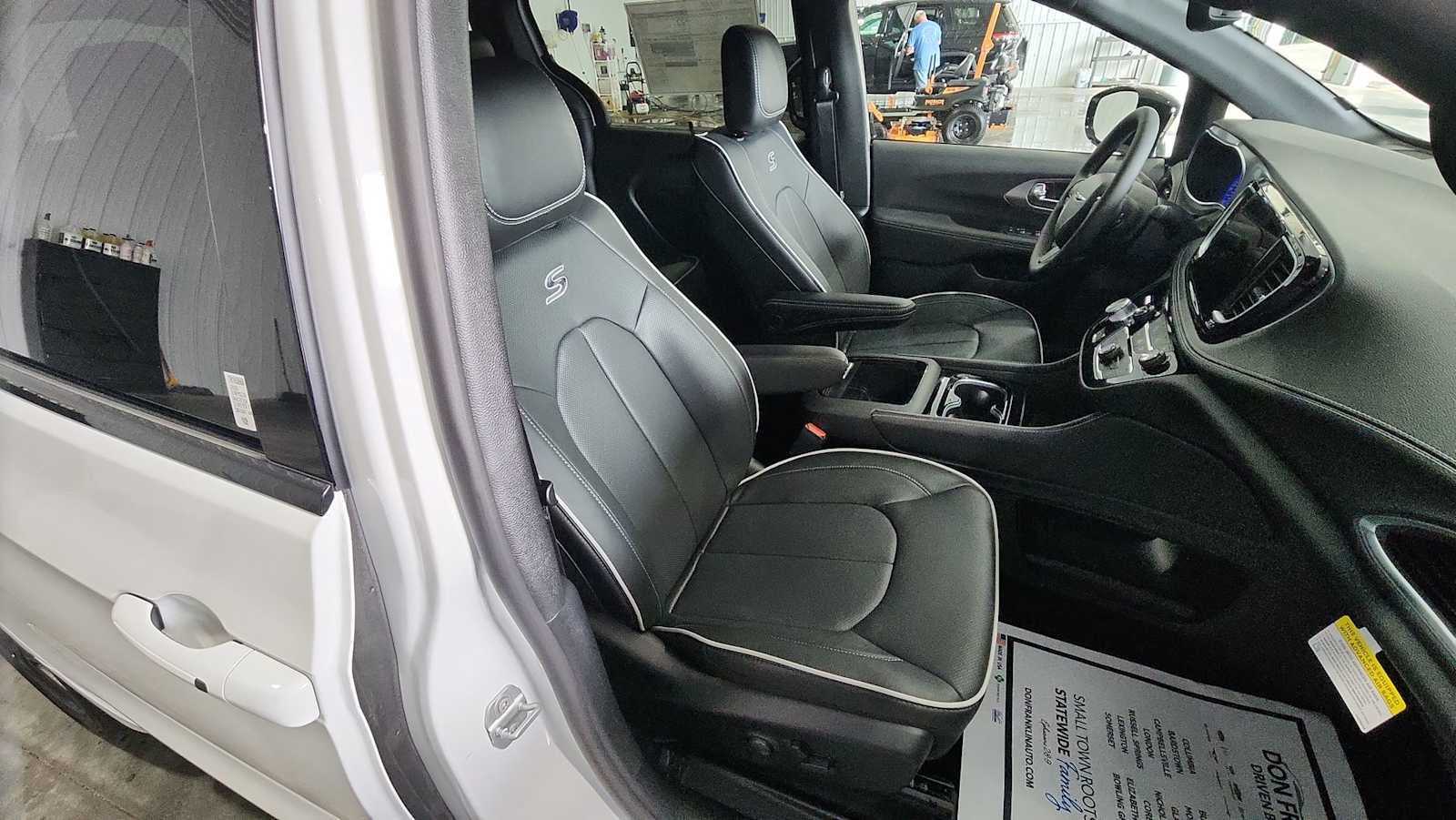 2026 Chrysler Pacifica Limited photo 28