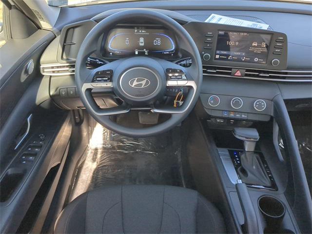 2025 Hyundai Elantra SE photo 14