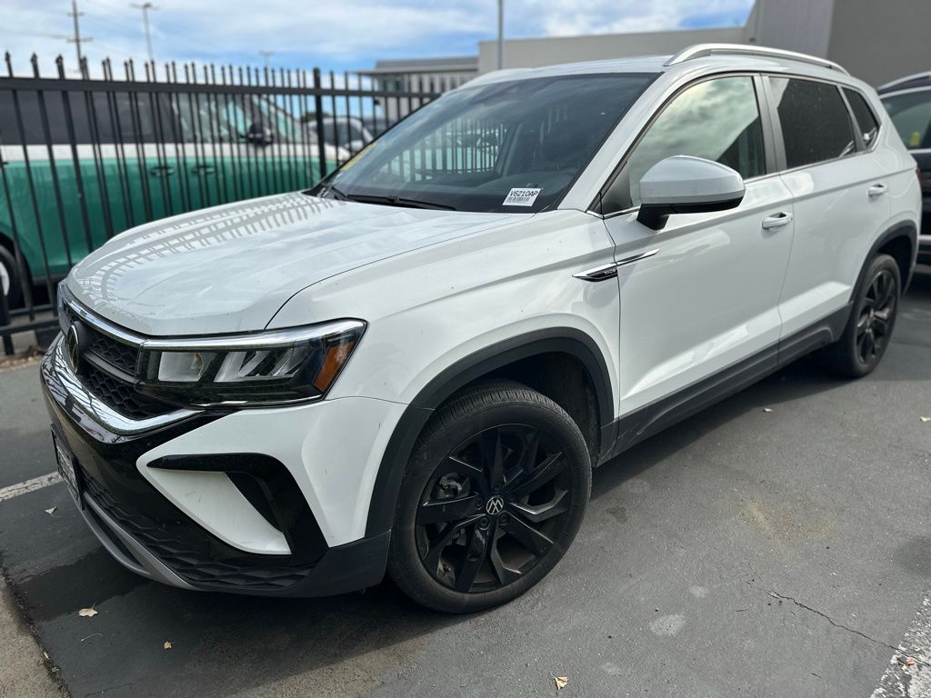 2023 Volkswagen Taos SE photo 2