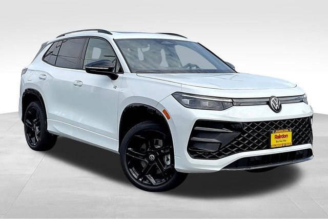 2025 Volkswagen Tiguan SE R-LINE BLACK's photo