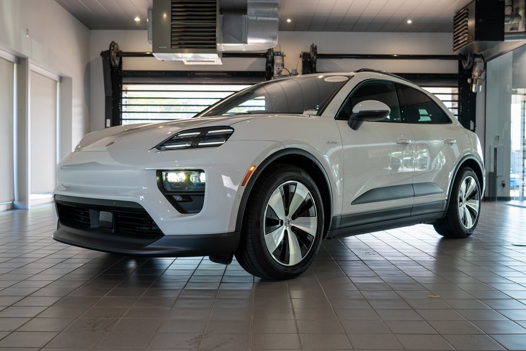 2025 Porsche Macan Base's photo