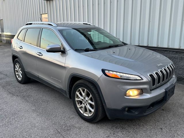 2016 Jeep Cherokee Latitude photo 2