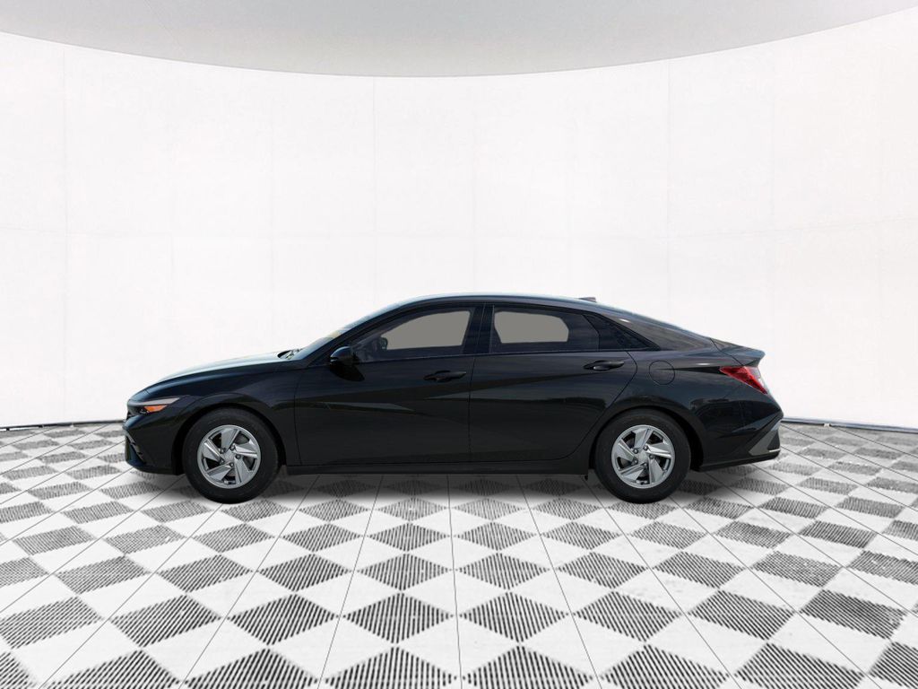 2025 Hyundai Elantra SE photo 2