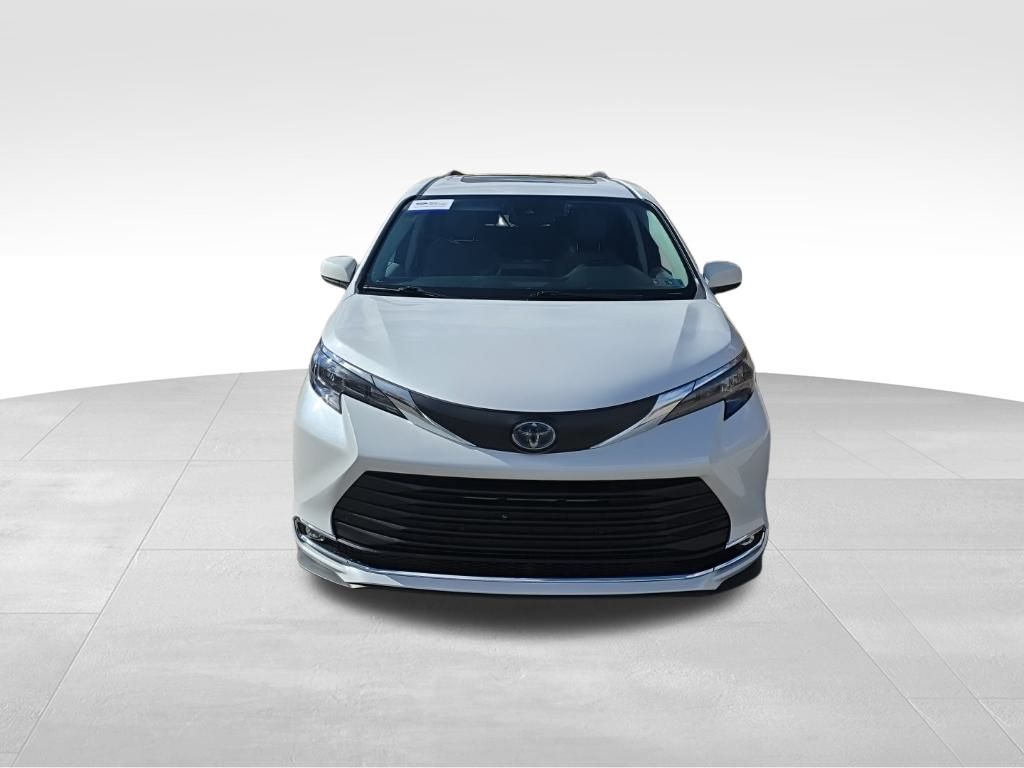 2024 Toyota Sienna XLE photo 2