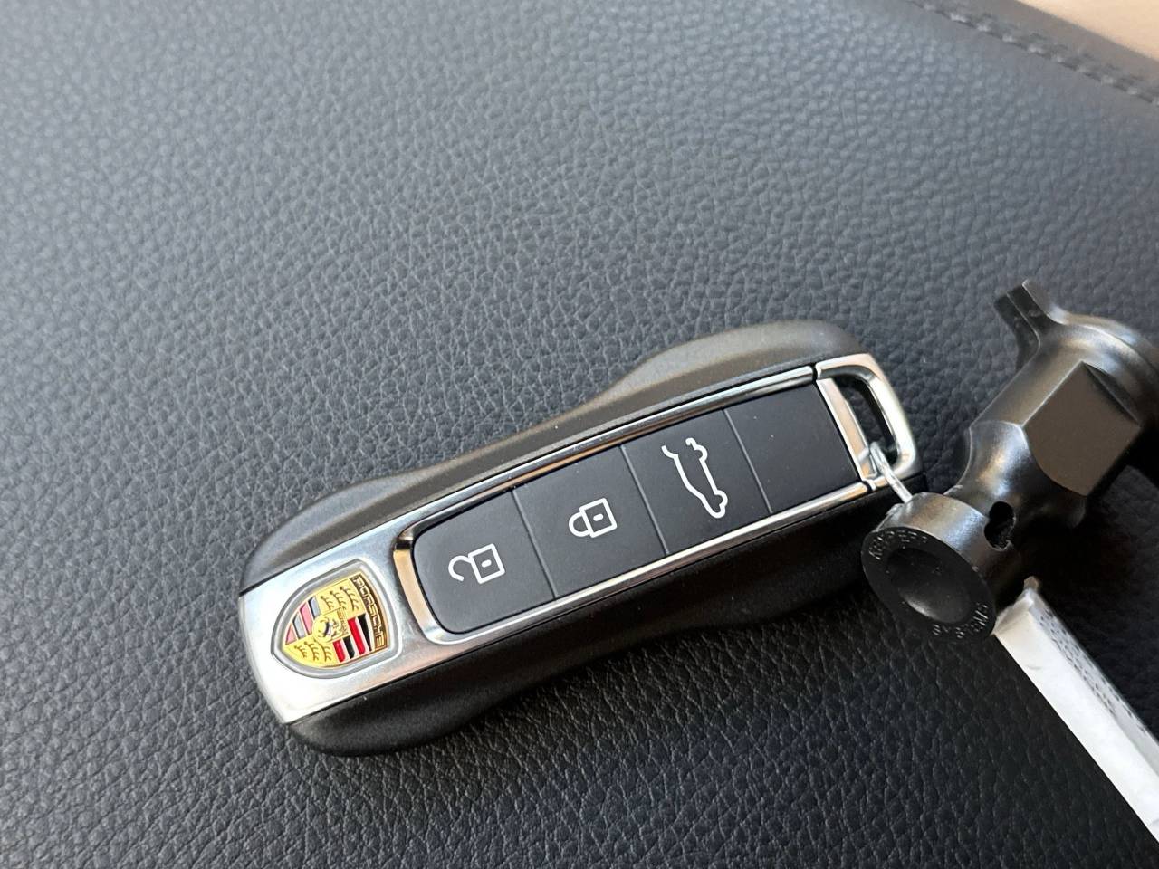 2025 Porsche Cayenne Base photo 19