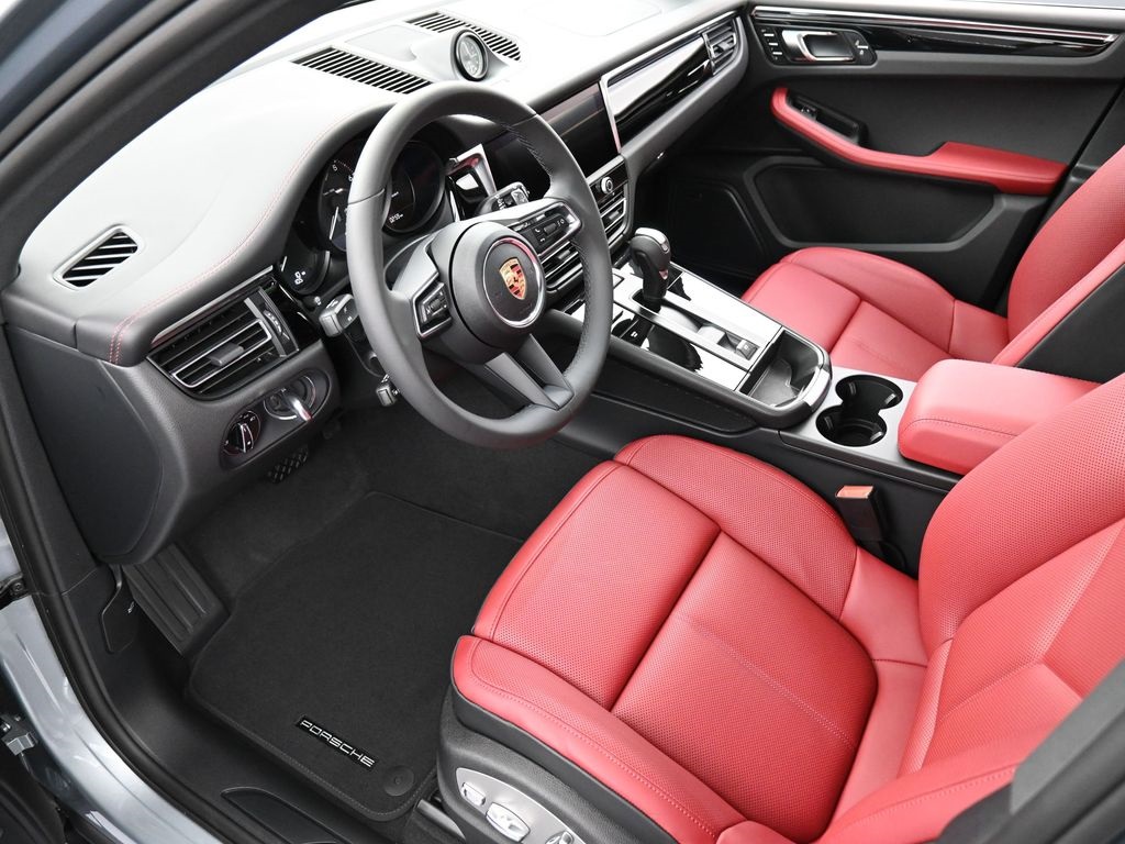 2025 Porsche Macan T photo 3