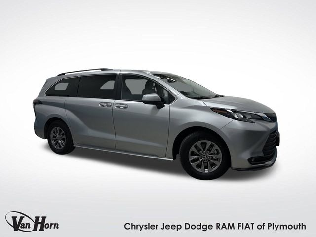 2025 Toyota Sienna XLE's photo