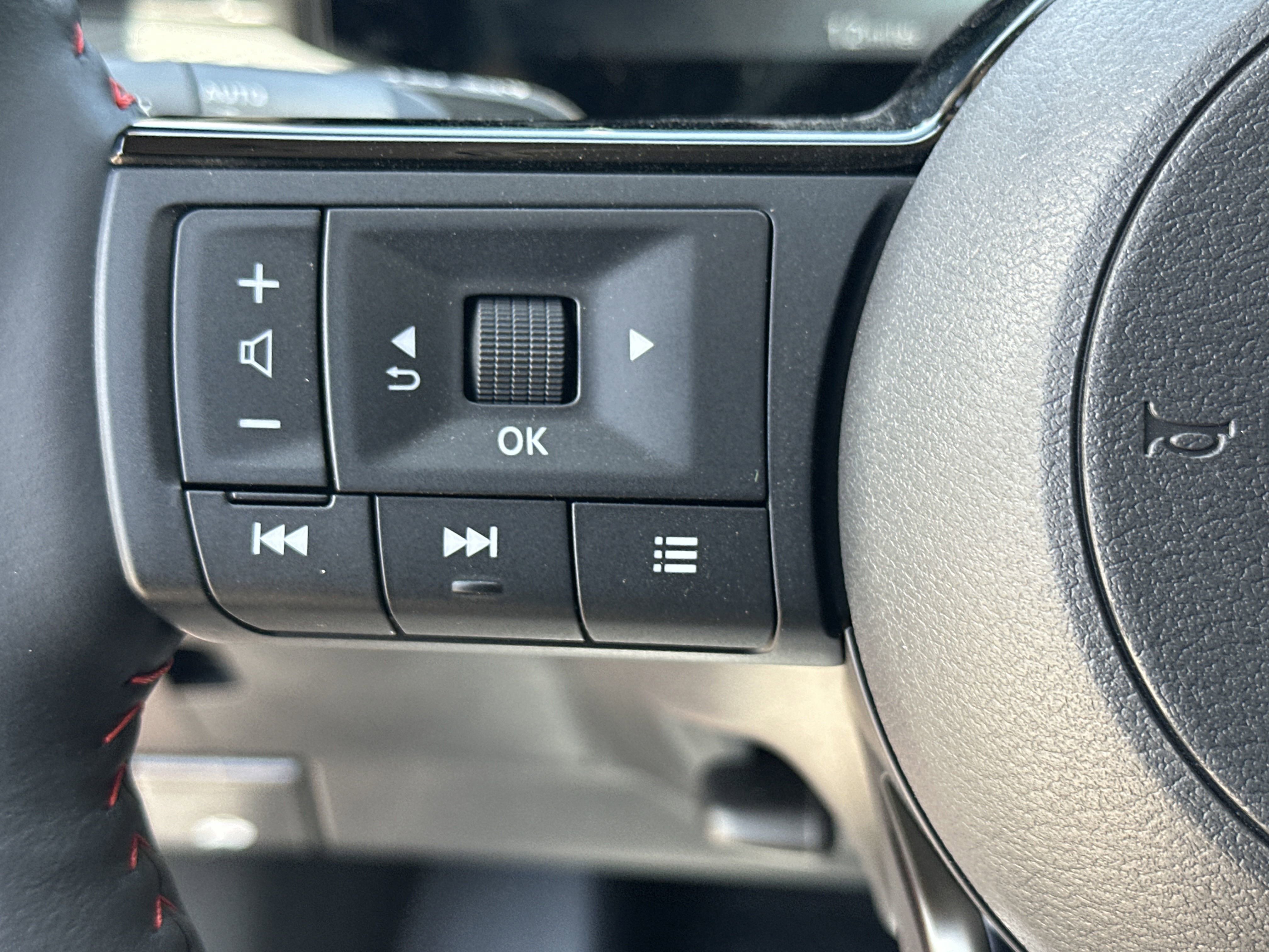 2025 Nissan Kicks SR photo 8