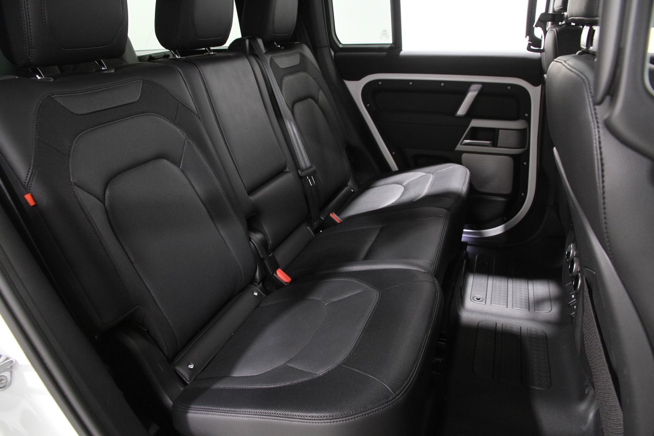 2023 Land Rover Defender 130 X-Dynamic SE photo 17