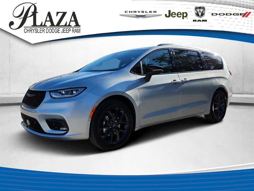 2026 Chrysler Pacifica Select's photo