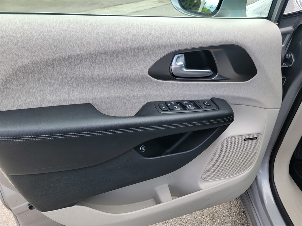 2018 Chrysler Pacifica Hybrid Limited photo 13