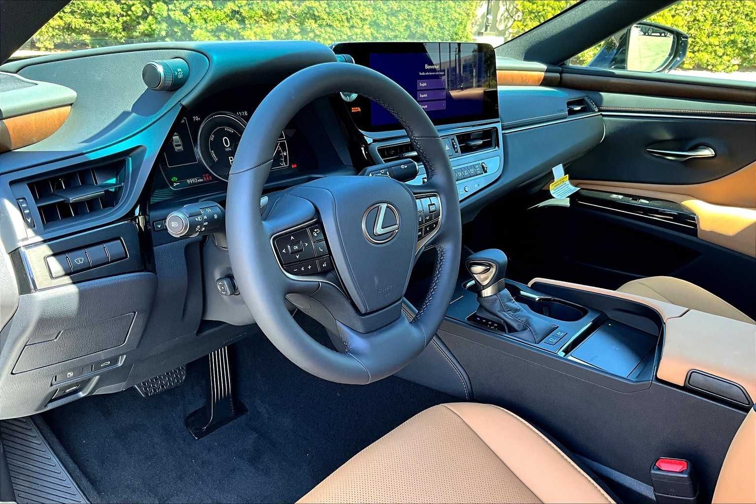 2025 Lexus ES 300h photo 10