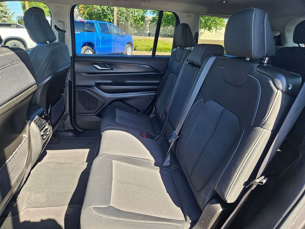 2023 Jeep Grand Cherokee Laredo photo 23