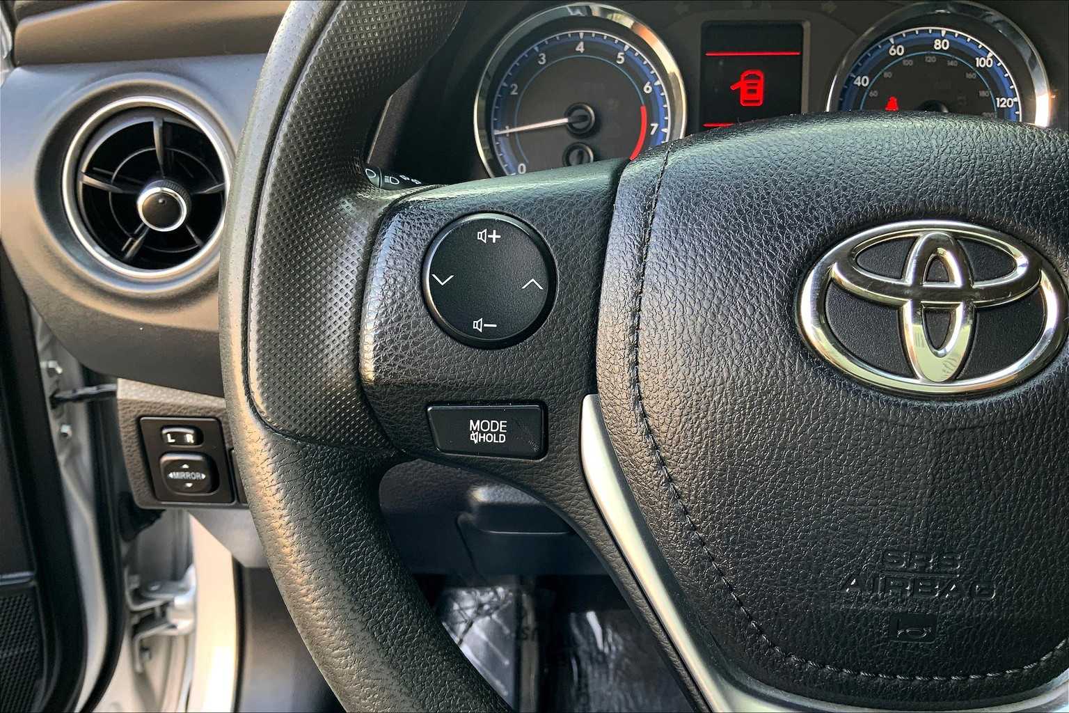 2019 Toyota Corolla LE photo 23