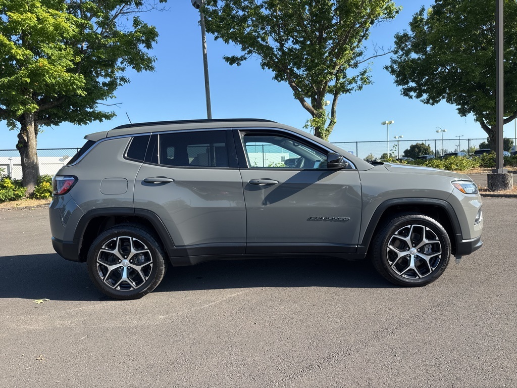 2024 Jeep Compass Latitude photo 7
