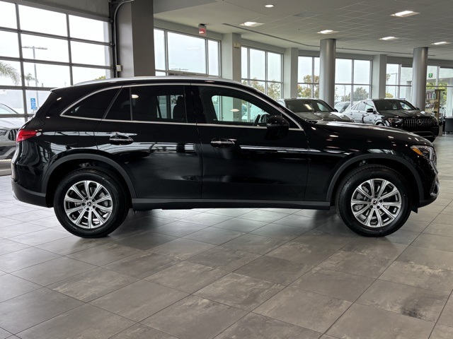 2025 Mercedes Benz GLC 300 photo 2