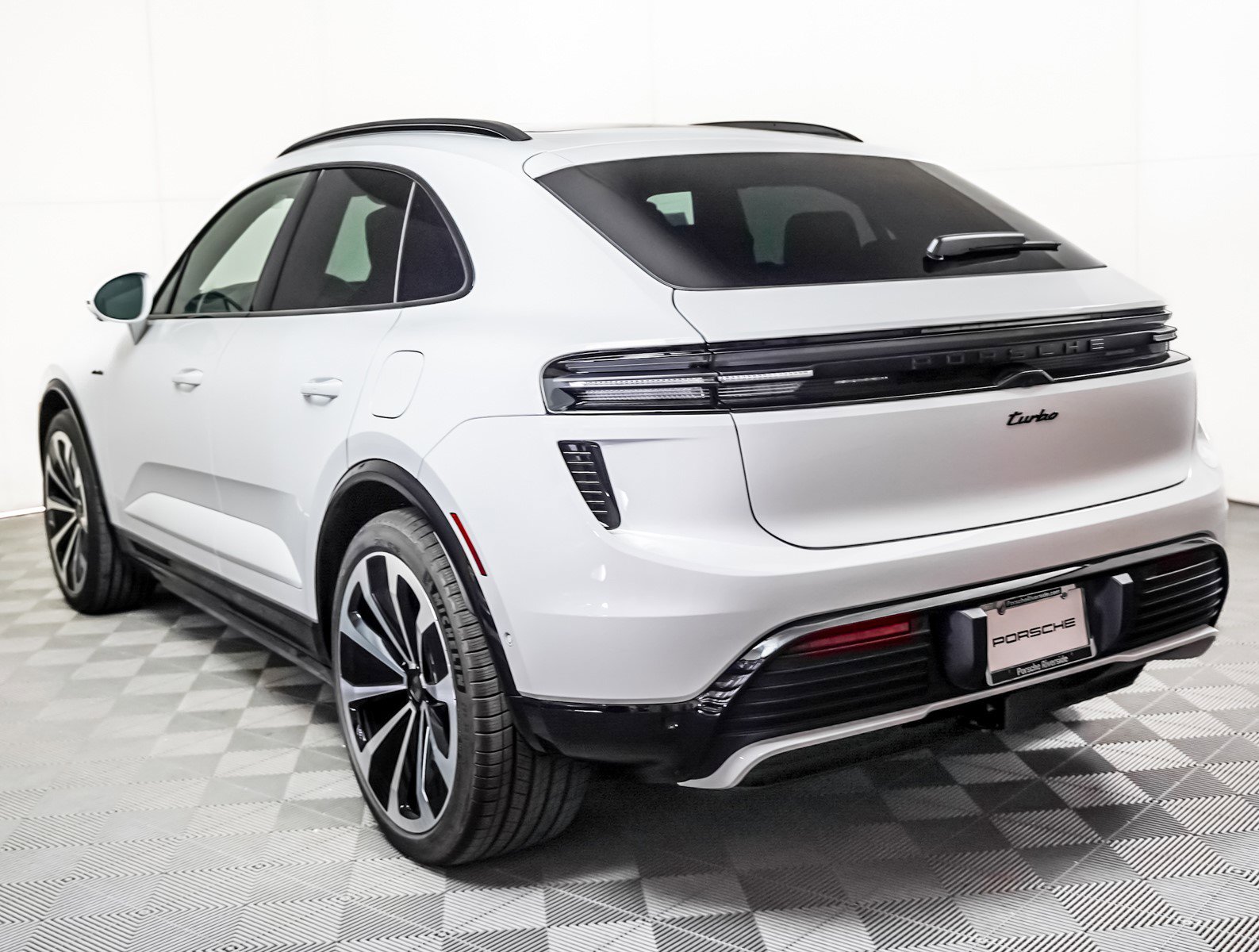 2025 Porsche Macan Electric Turbo photo 3